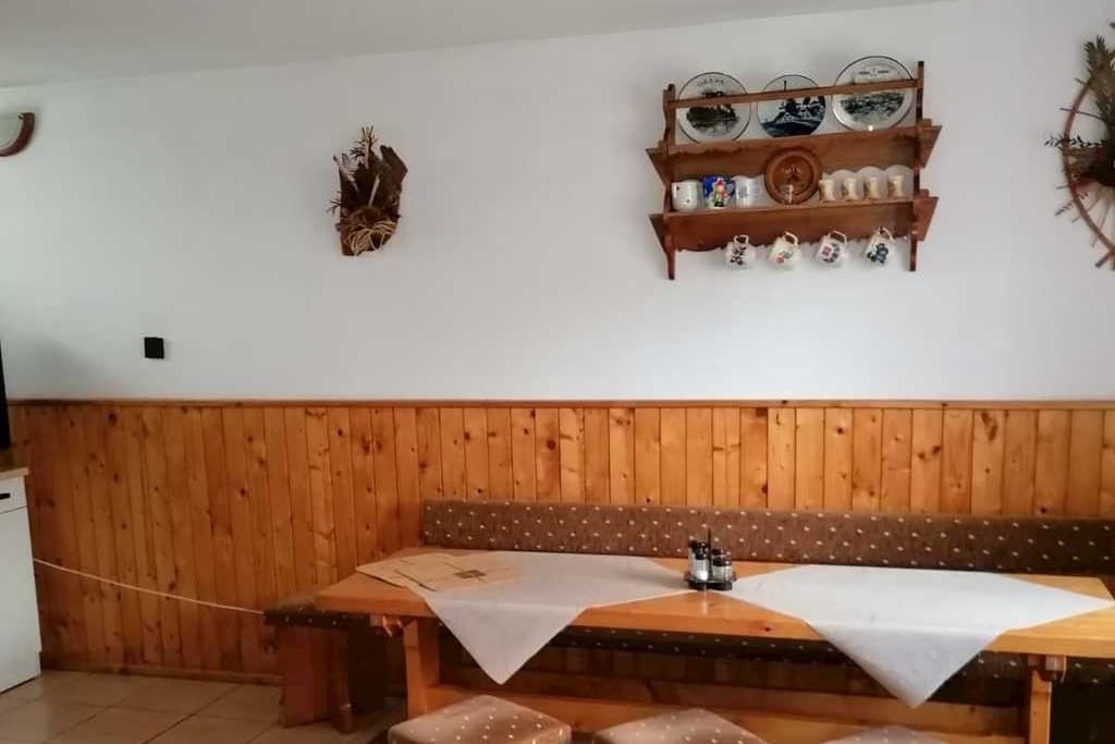 Veľký jedálenský stôl s lavicou