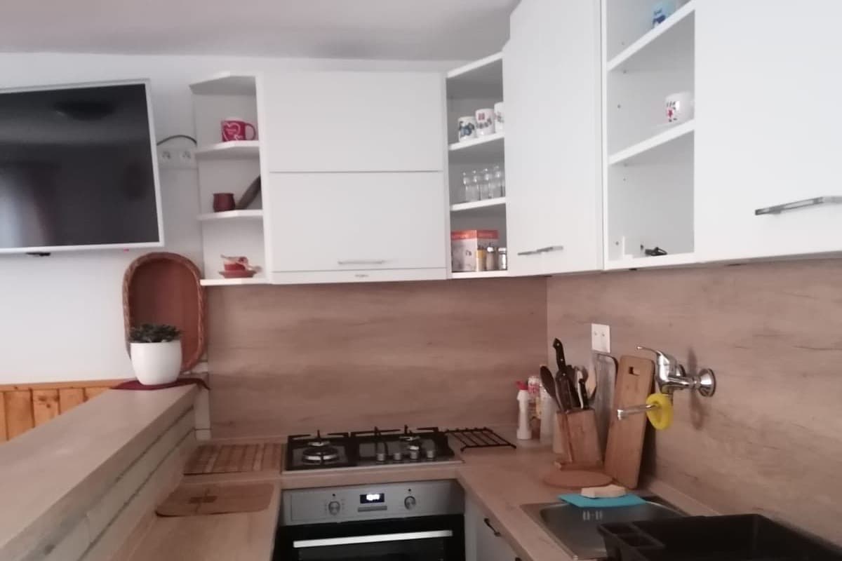 Zrekonštruovaná kuchynská linka v apartmánoch