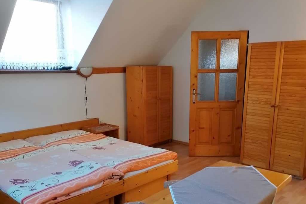 Apartmán č. 1 — spálňa s manželskou posteľou