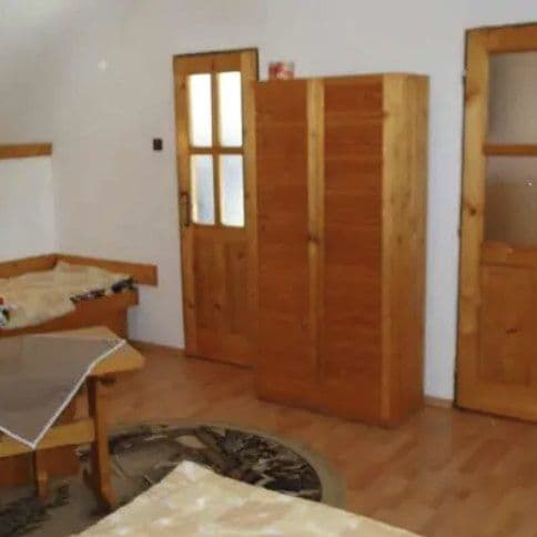 Štvorlôžková izba so skriňou