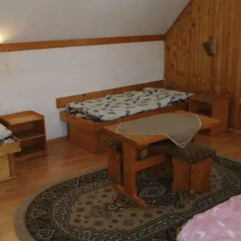 Izba s posteľami a stolom