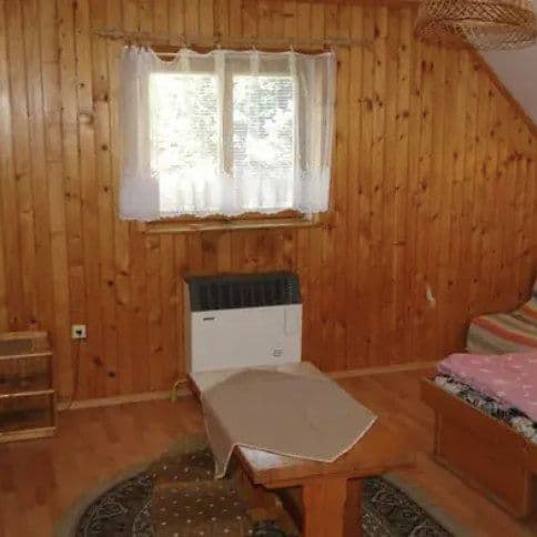 Izba s oknom a kúrením